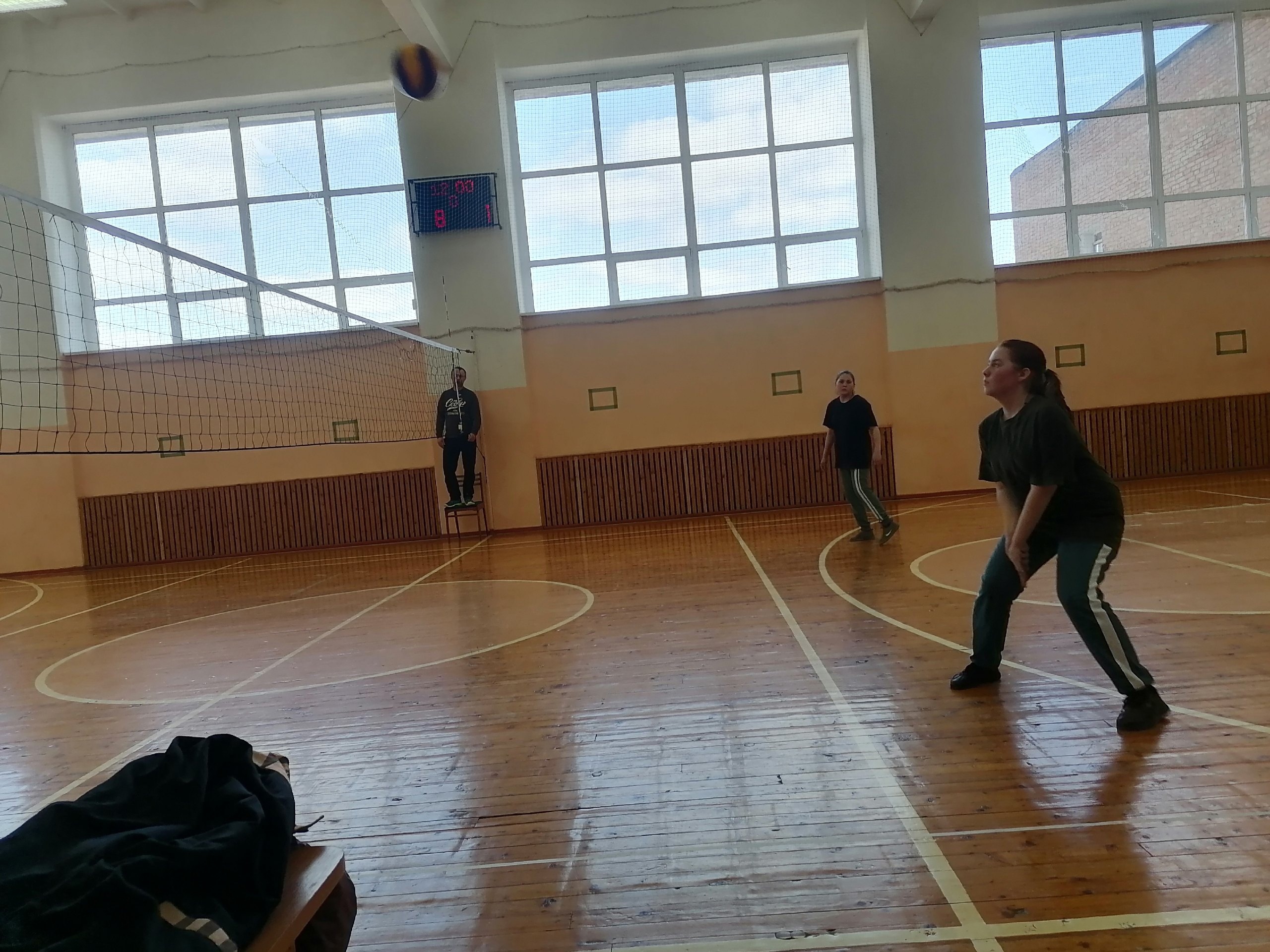 В спортзале РДК Октябрьский прошли районные соревнования среди школьников по пляжному волейболу..
