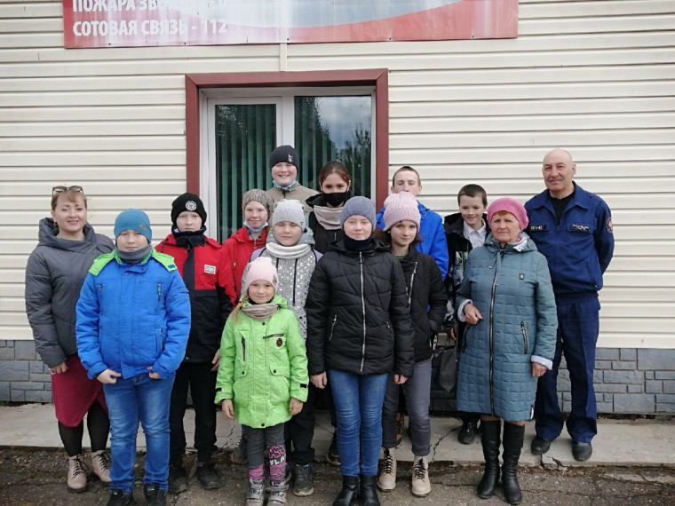 Учащиеся Верх-Унинской школы в пожарной части.