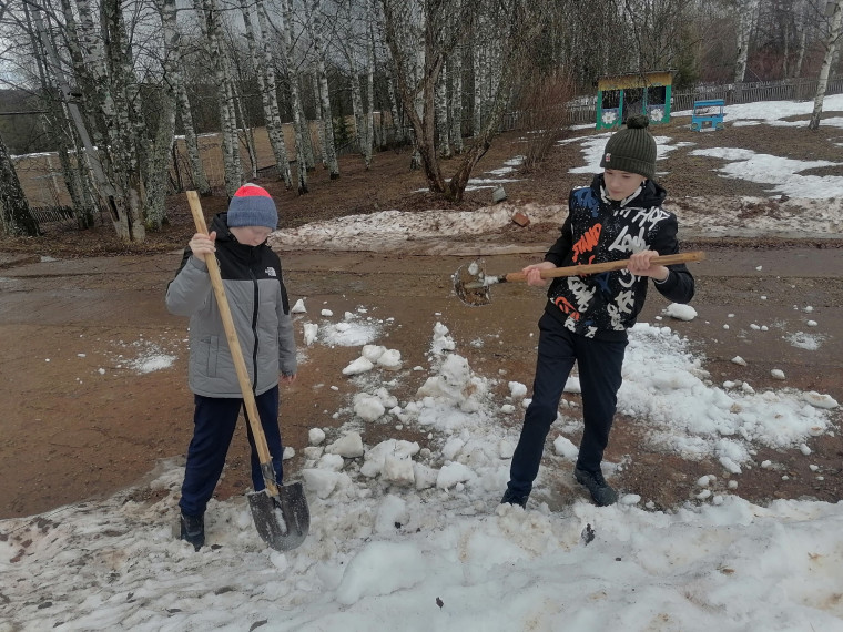 В рамках акции весенней недели добра ученики и сотрудники нашей школы провели субботник, раскидали снег вокруг школы..